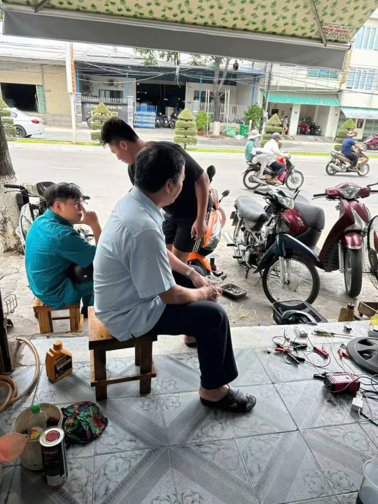 Thợ sửa chữa xe máy tận nhà