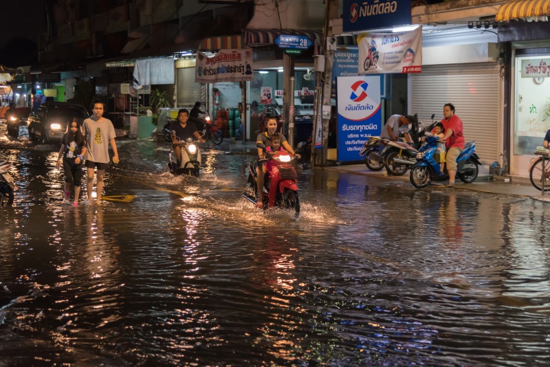 Xe Máy Bị Ngập Nước Khi Mưa Lớn Tại Nha Trang: Tuyệt Đối Đừng Làm Điều Này!
